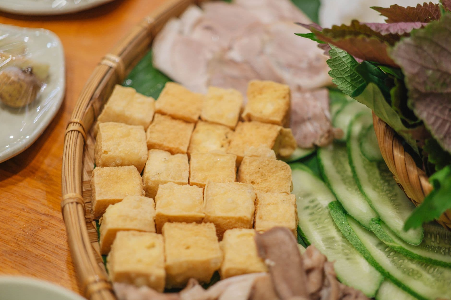 Đậu phụ, dưa chuột và rau thơm trong bữa ăn Việt