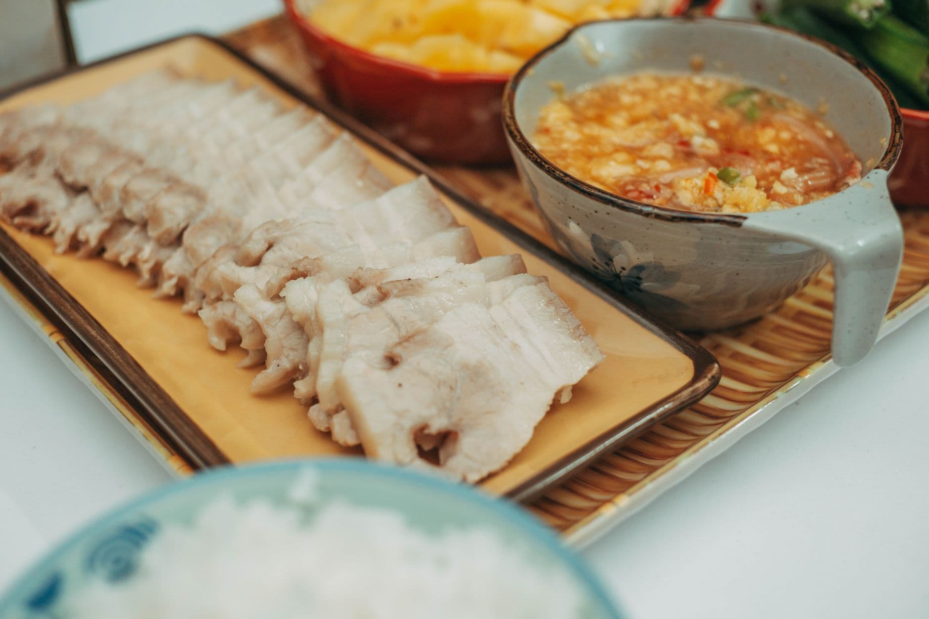 Thịt lợn thái lát ăn cùng nước chấm và cơm